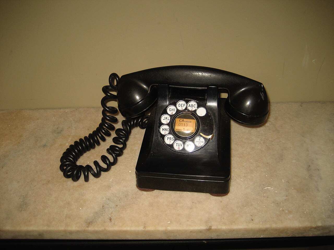 Teléfono antiguo de disco sobre una mesa